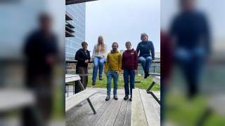 Gruppe junger Menschen auf Dachterrasse
