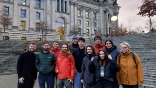 Gruppe junger Menschen vor Reichstagsgebäude