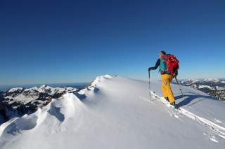 Skitourengeherin Ende November am Hehlekopf.