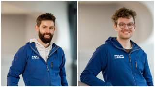 Zwei junge Männer in blauen Jacken mit „jdav“-Logo, jeweils einzeln porträtiert vor unscharfem Hintergrund.