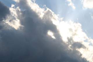 Eine Wolkendecke zieht vor die Sonne