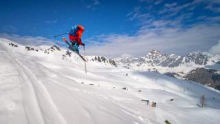 Ein Skifahrer springt über einen schneebedeckten Hang
