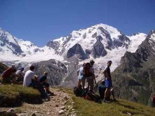 Eine Gruppe macht Pause am Berg