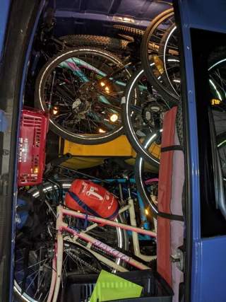 Viele Fahrräder gestapelt in einem Kleinbus