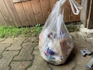 Plastiktüte mit eingesammeltem Müll.