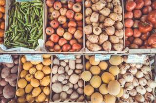 Verschiedenes Obst und Gemüse in Kisten, von oben fotografiert