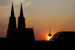 Der Kölner Dom im Abendlicht bei einem Sonnenuntergang